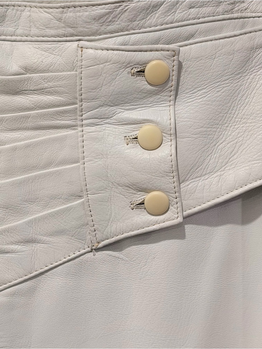 Vintage Vakko Cream Leather Pencil Skirt, Ruched Waist, Quiet Luxury. Old Money - Picture 4 of 17